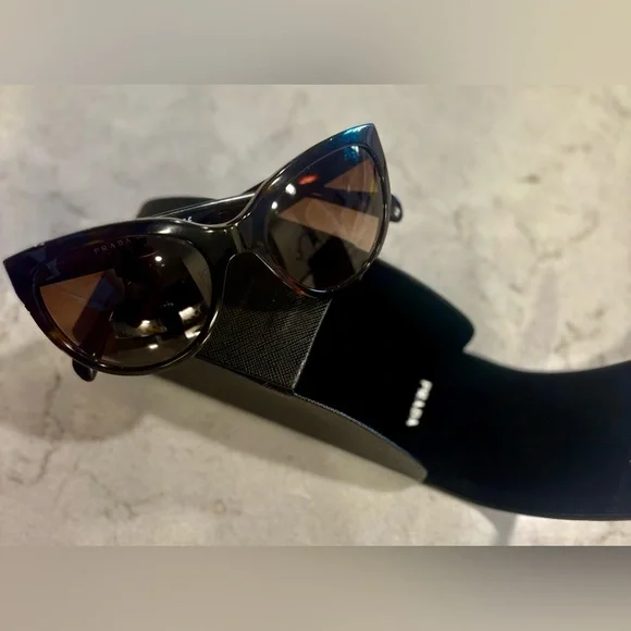 PRADA Tortoise Shell 🕶️ Sunglasses 👝🤎👜 - Picture 13 of 16